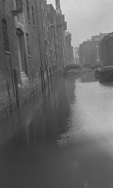 St. Saviour's dock, Dockhead, Bermondsey.1927.  